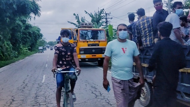 সড়কে আজও যানবাহনের চাপ : অপ্রয়োজনে বের হলে জরিমানা