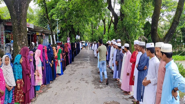 নোয়াখালীতে ক্লাসবন্ধ করে শিক্ষার্থীদের দিয়ে মানববন্ধন